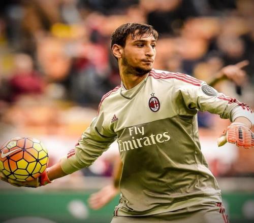 网友在梅西夜访诺坎普时偶遇他，梅西还向镜头打了招呼（梅西夜访诺坎普被网友偶遇，还向镜头打招呼）