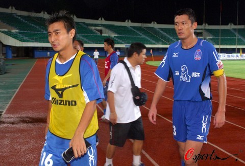 “苏超”冠军的排面，泰州市委书记和市长更衣室祝贺泰州夺冠（泰州加冕“苏超”冠军，市委书记、市长走进更衣室致贺）