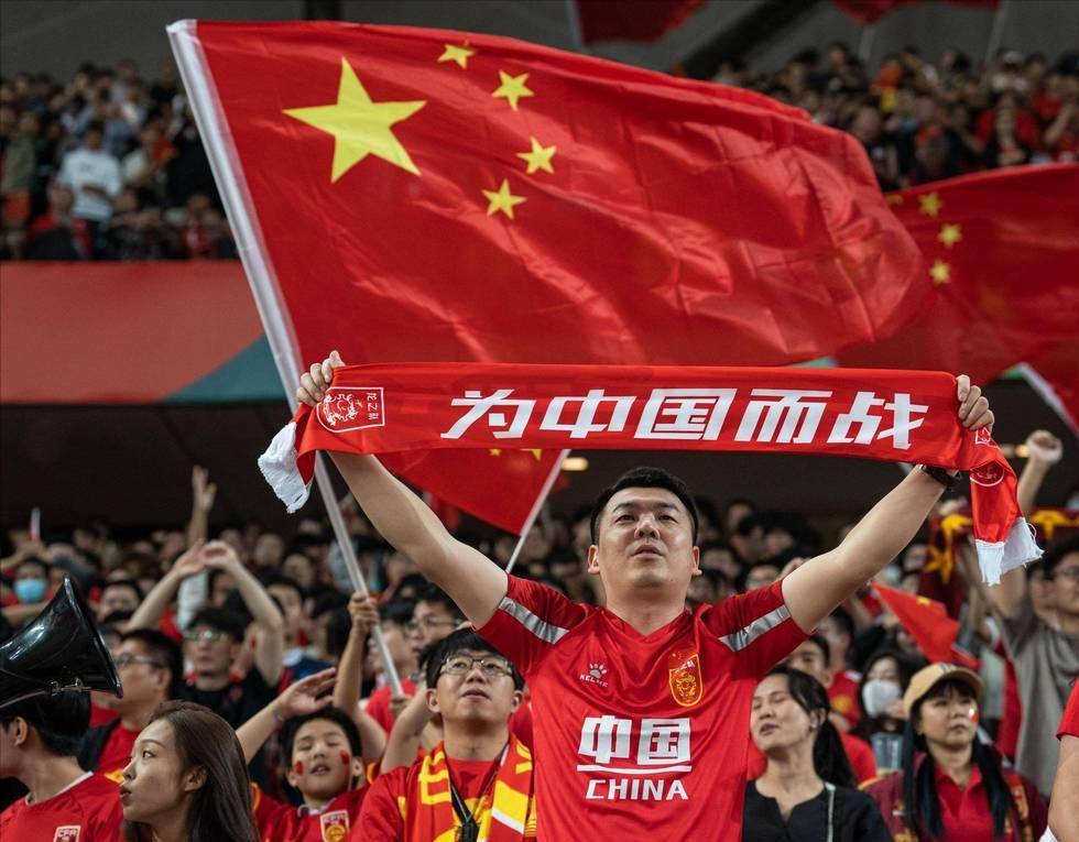 海港不会三连冠不思进取！ 连续两年被申花追着 其实硬实力还是不够（海港无缘三连冠显保守，两年连遭申花紧逼，硬实力仍显不足）