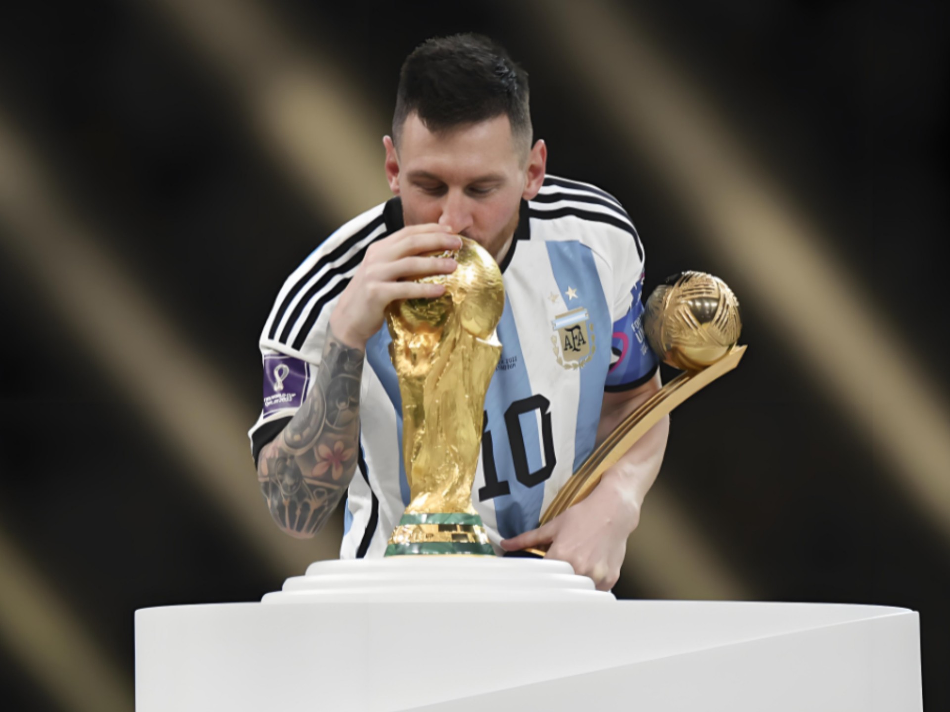 青岛西海岸主教练邵佳一成功保级，郑智接任后计划邀请黄博文、李雷雷等助教，助力球队发展。（邵佳一率青岛西海岸完成保级，郑智接任拟邀黄博文、李雷雷加盟教练组助力球队发展）