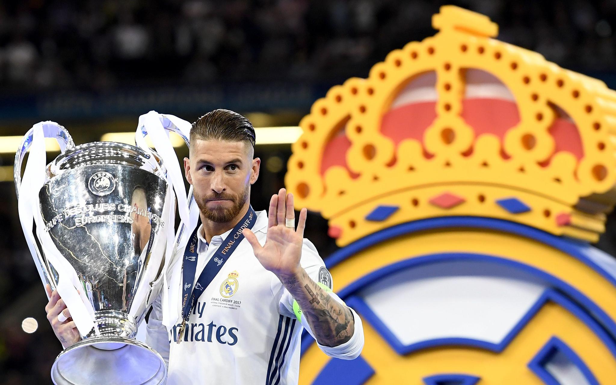 53岁齐达内夜游上海，与大妈踢毽子几分钟融入氛围，展现顶级球商（53岁齐达内夜逛沪上，与大妈踢毽子几分钟就打成一片，顶级球商尽显）