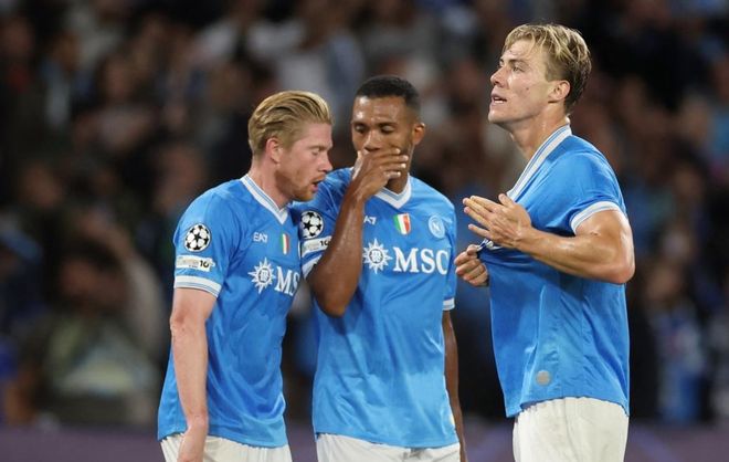 反身扣篮震撼全场（反身暴扣引爆全场）