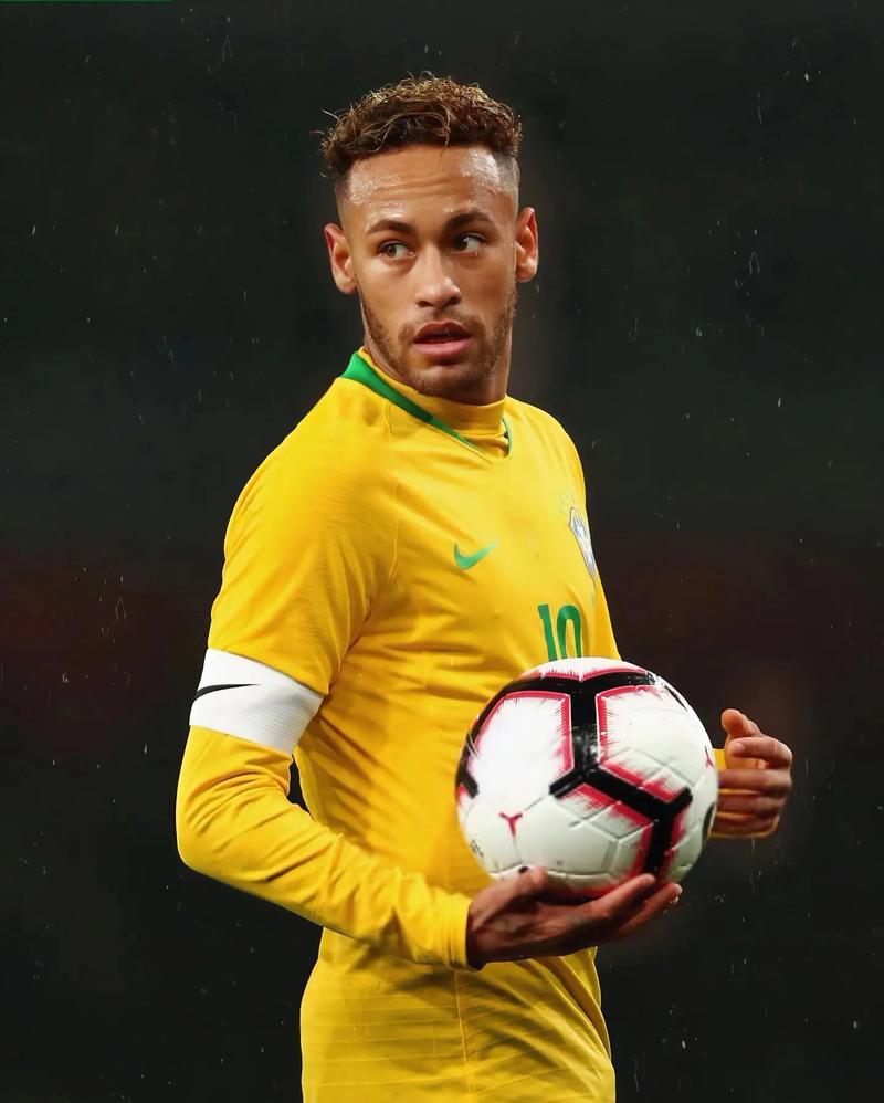 半场战报：比利亚雷亚尔1-1马略卡，赫拉德-莫雷诺建功，萨穆-科斯塔破门（半场：比利亚雷亚尔与马略卡1-1，赫拉德-莫雷诺与萨穆-科斯塔各入一球）